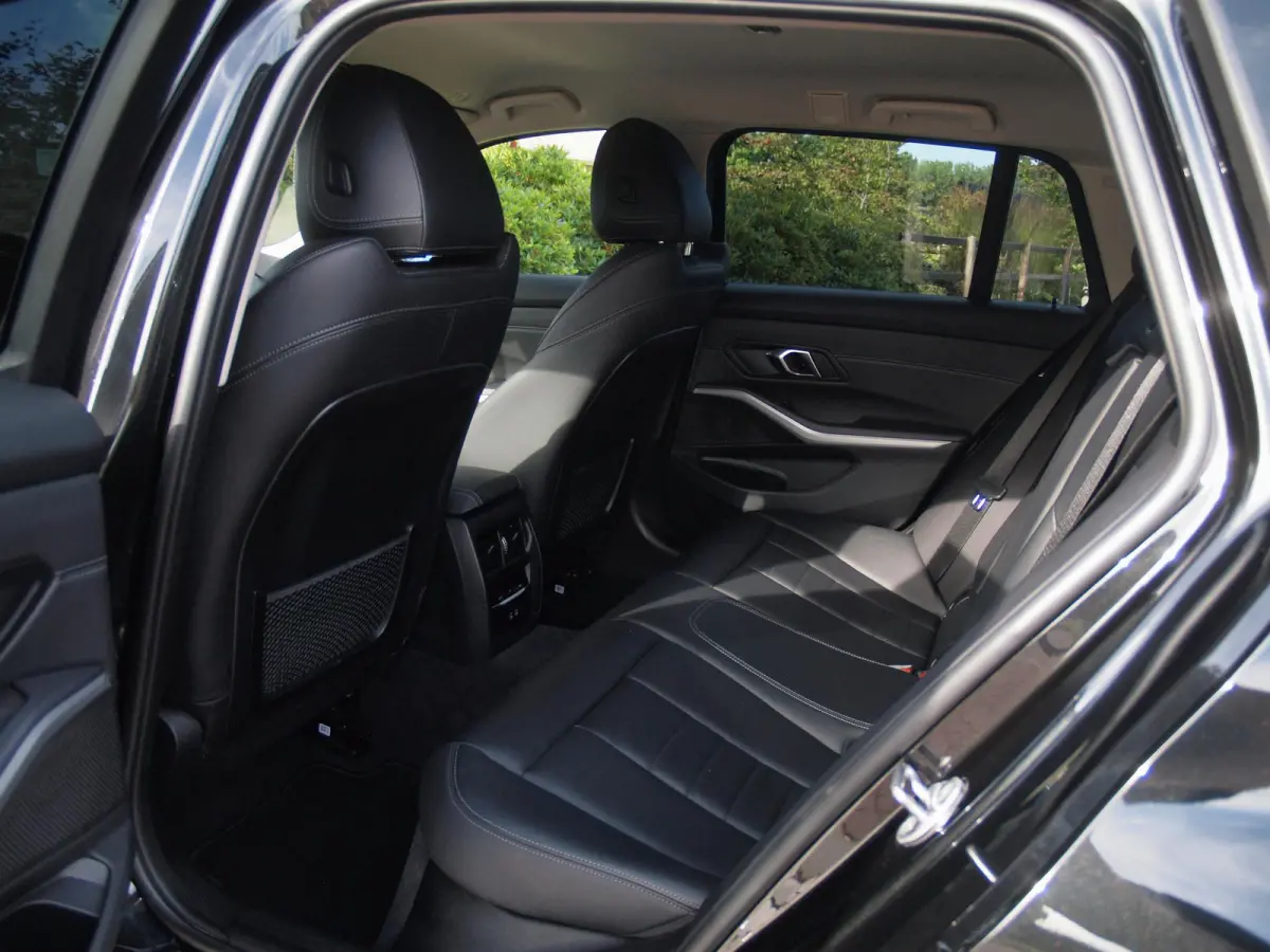 318i | Facelift model | Apple Carplay | Parkeersensoren | Sportstoelen | 19 Inch | NL-Auto |