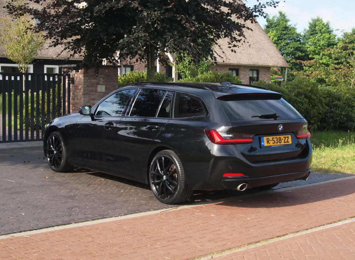 318i | Facelift model | Apple Carplay | Parkeersensoren | Sportstoelen | 19 Inch | NL-Auto |