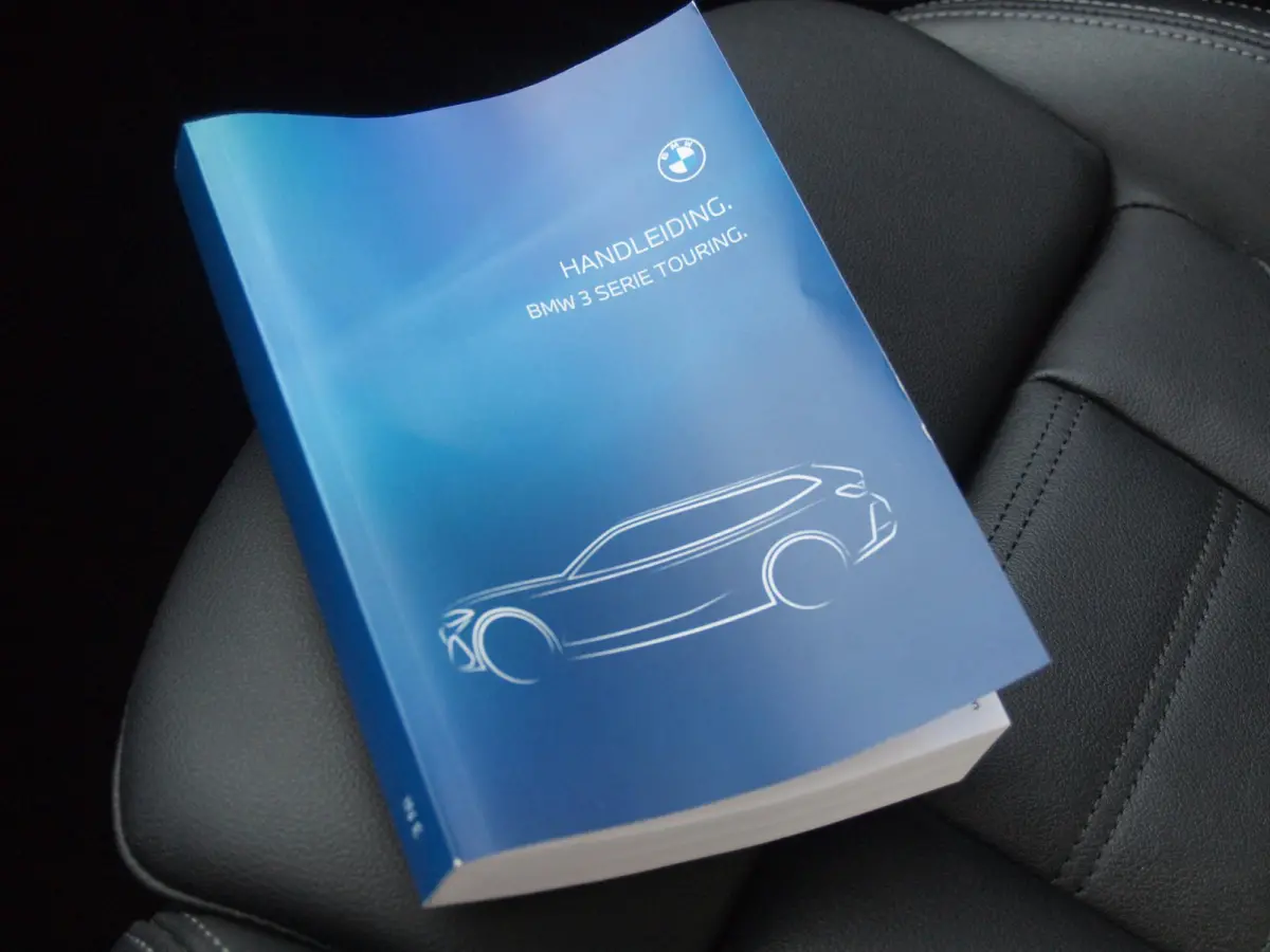 318i | Facelift model | Apple Carplay | Parkeersensoren | Sportstoelen | 19 Inch | NL-Auto |