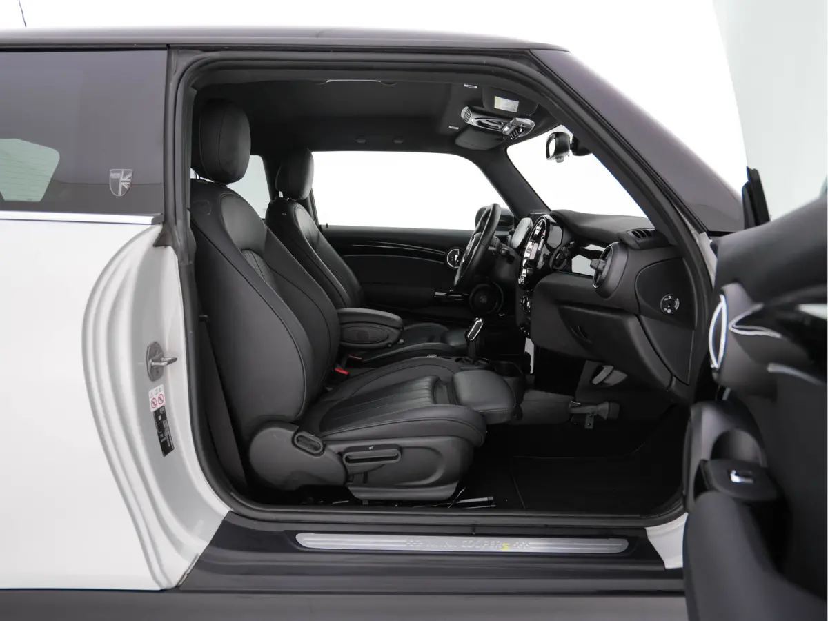 MINI Yours 33 kWh [3-Fase-11kW] {SoH-95%} (INCL-BTW) Aut. *HEATPUMP | LEATHER | HARMAN/KARDON | DIGI-COCKPIT | HEAD-UP | FULL-LED | NAVI-FULLMAP | HEATED-SPORTSEATS | DAB | CRUISE | KEYLESS 