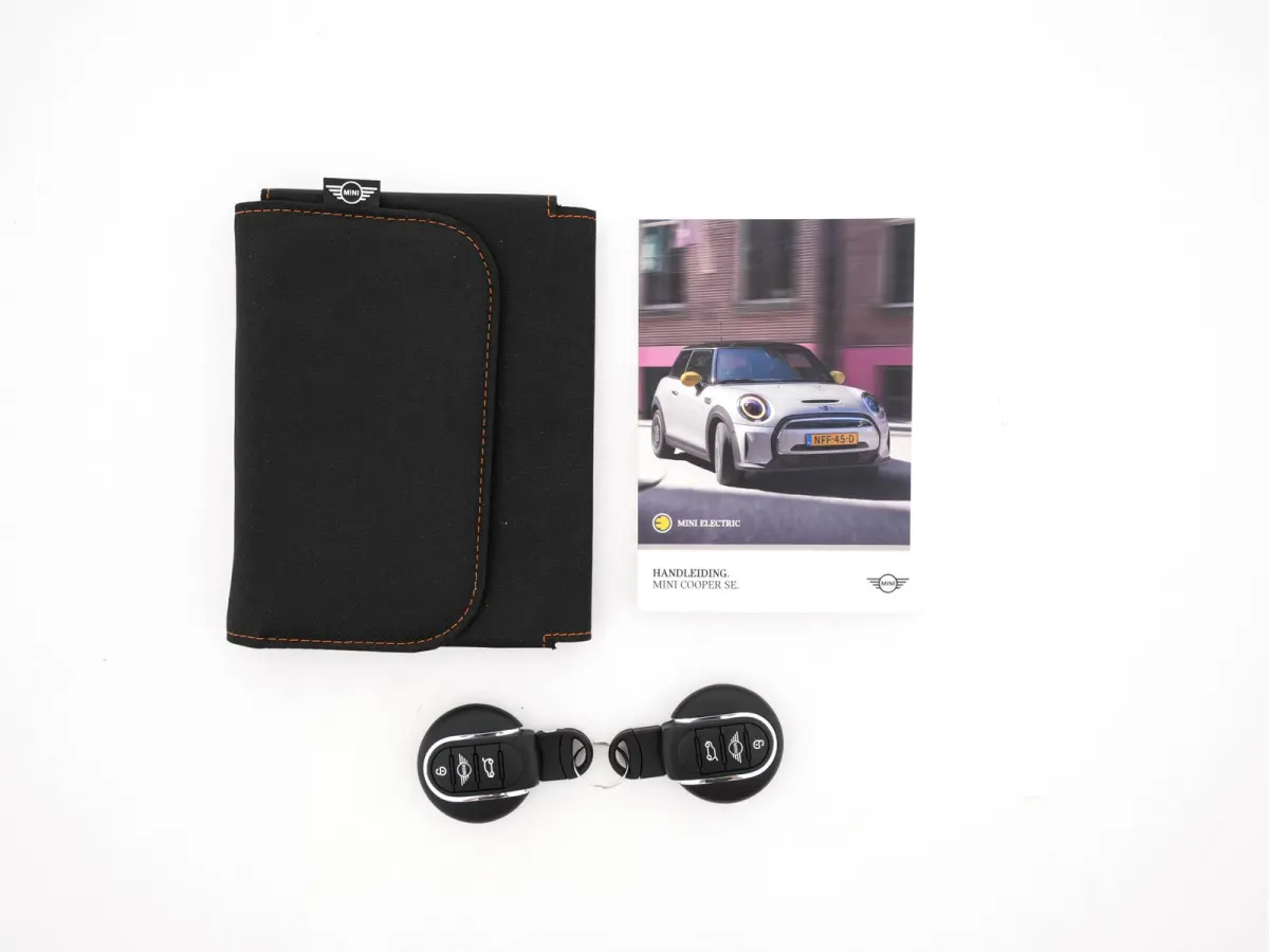 MINI Yours 33 kWh [3-Fase-11kW] {SoH-95%} (INCL-BTW) Aut. *HEATPUMP | LEATHER | HARMAN/KARDON | DIGI-COCKPIT | HEAD-UP | FULL-LED | NAVI-FULLMAP | HEATED-SPORTSEATS | DAB | CRUISE | KEYLESS 