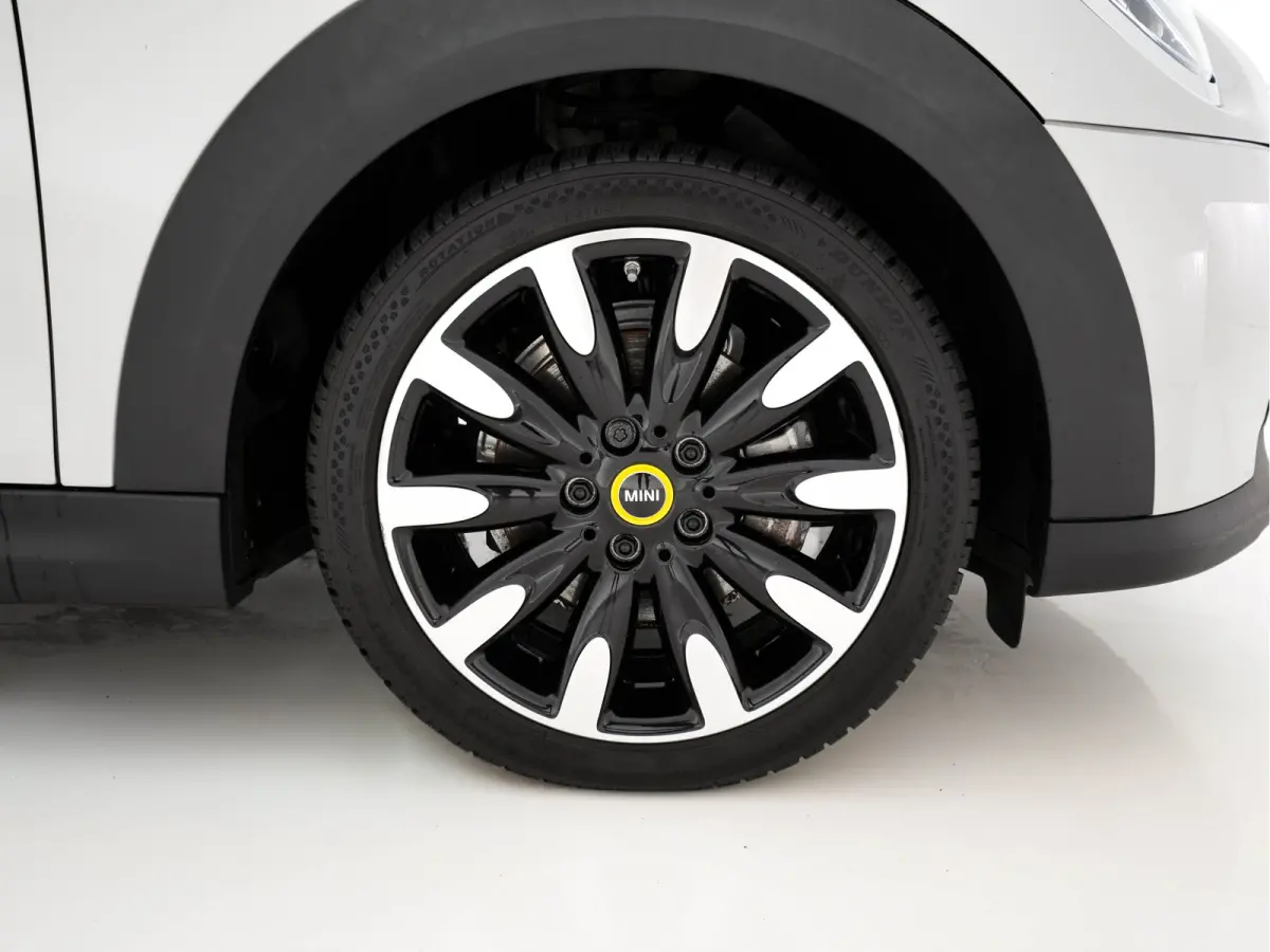 MINI Yours 33 kWh [3-Fase-11kW] {SoH-95%} (INCL-BTW) Aut. *HEATPUMP | LEATHER | HARMAN/KARDON | DIGI-COCKPIT | HEAD-UP | FULL-LED | NAVI-FULLMAP | HEATED-SPORTSEATS | DAB | CRUISE | KEYLESS 
