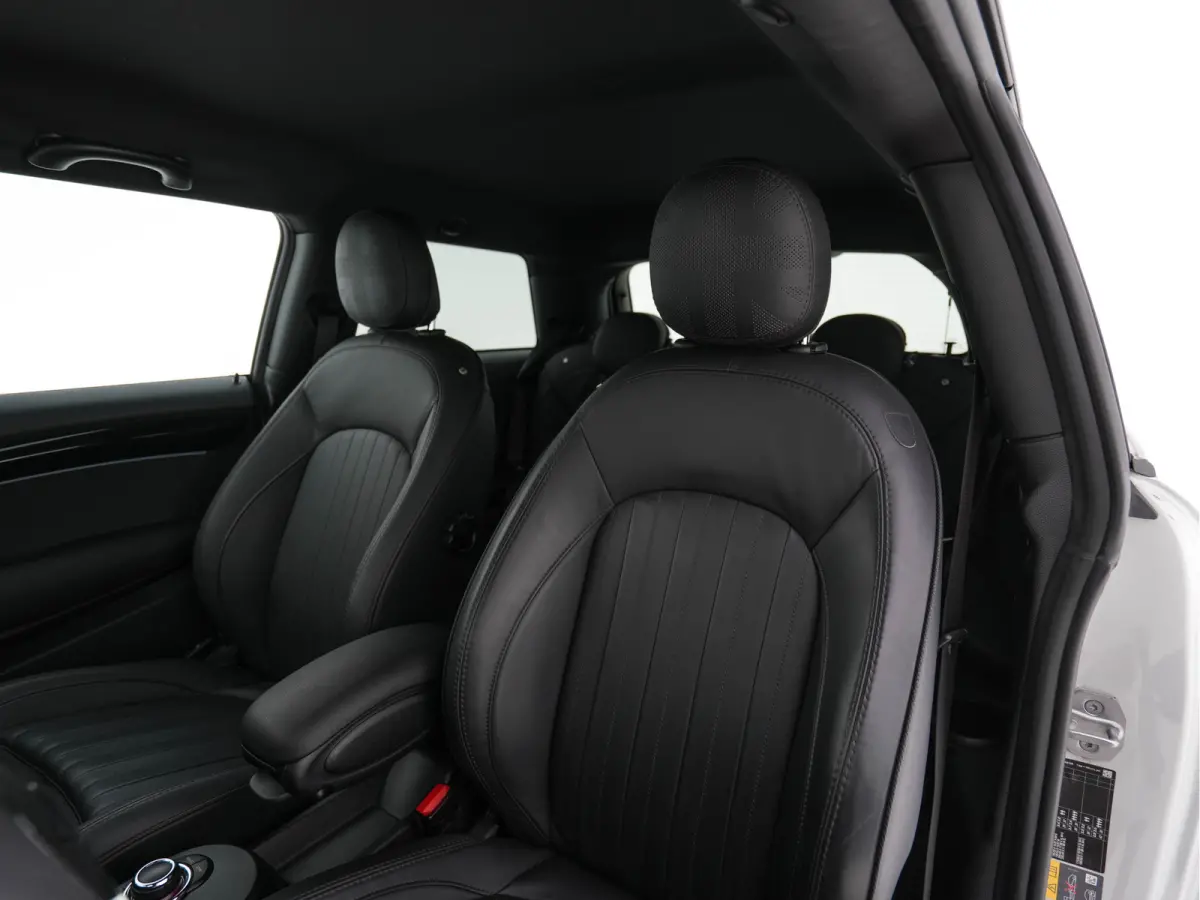 MINI Yours 33 kWh [3-Fase-11kW] {SoH-95%} (INCL-BTW) Aut. *HEATPUMP | LEATHER | HARMAN/KARDON | DIGI-COCKPIT | HEAD-UP | FULL-LED | NAVI-FULLMAP | HEATED-SPORTSEATS | DAB | CRUISE | KEYLESS 