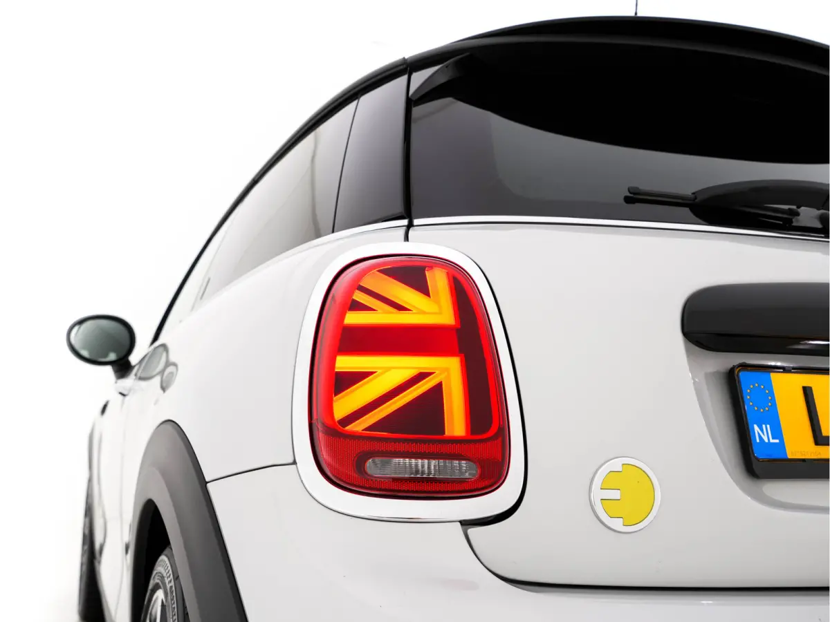 MINI Yours 33 kWh [3-Fase-11kW] {SoH-95%} (INCL-BTW) Aut. *HEATPUMP | LEATHER | HARMAN/KARDON | DIGI-COCKPIT | HEAD-UP | FULL-LED | NAVI-FULLMAP | HEATED-SPORTSEATS | DAB | CRUISE | KEYLESS 