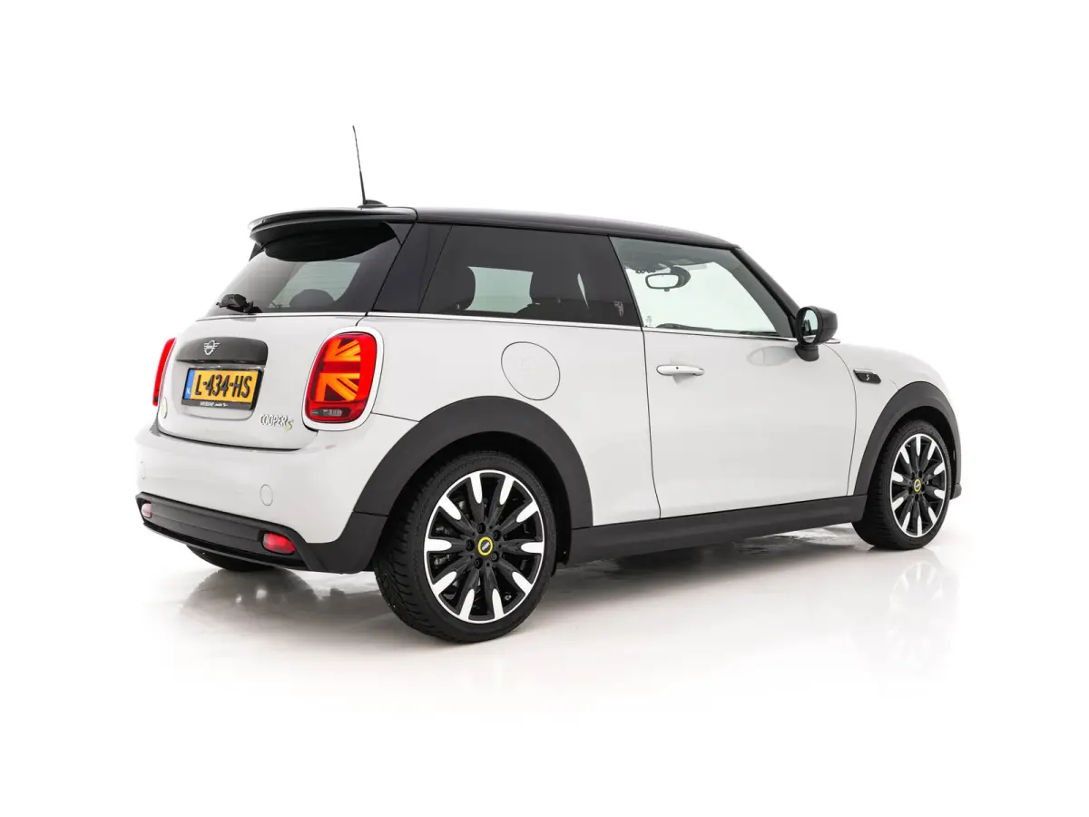 MINI Yours 33 kWh [3-Fase-11kW] {SoH-95%} (INCL-BTW) Aut. *HEATPUMP | LEATHER | HARMAN/KARDON | DIGI-COCKPIT | HEAD-UP | FULL-LED | NAVI-FULLMAP | HEATED-SPORTSEATS | DAB | CRUISE | KEYLESS 