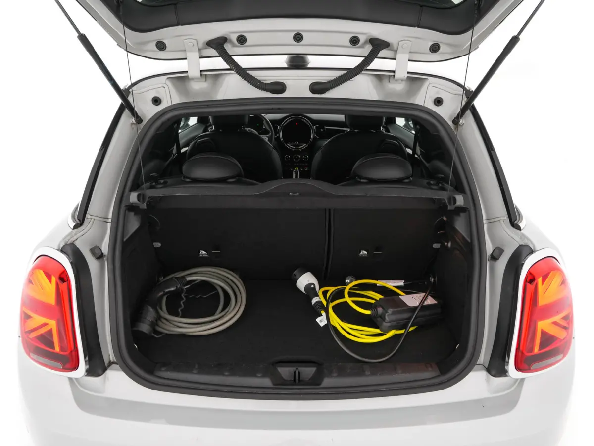 MINI Yours 33 kWh [3-Fase-11kW] {SoH-95%} (INCL-BTW) Aut. *HEATPUMP | LEATHER | HARMAN/KARDON | DIGI-COCKPIT | HEAD-UP | FULL-LED | NAVI-FULLMAP | HEATED-SPORTSEATS | DAB | CRUISE | KEYLESS 