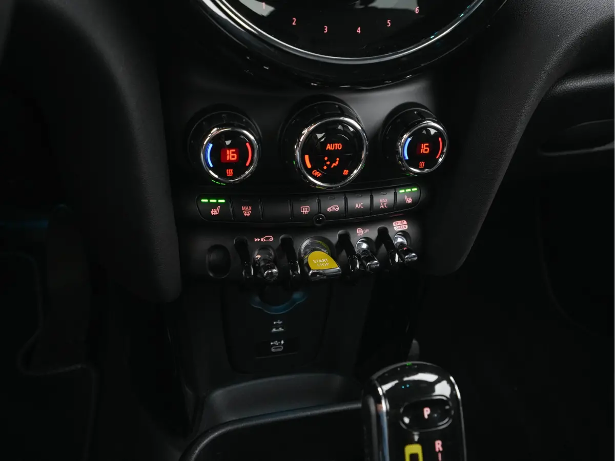MINI Yours 33 kWh [3-Fase-11kW] {SoH-95%} (INCL-BTW) Aut. *HEATPUMP | LEATHER | HARMAN/KARDON | DIGI-COCKPIT | HEAD-UP | FULL-LED | NAVI-FULLMAP | HEATED-SPORTSEATS | DAB | CRUISE | KEYLESS 