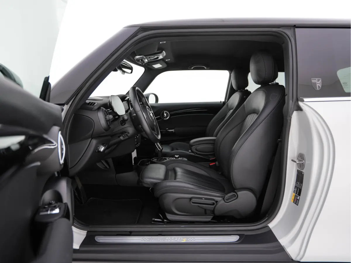 MINI Yours 33 kWh [3-Fase-11kW] {SoH-95%} (INCL-BTW) Aut. *HEATPUMP | LEATHER | HARMAN/KARDON | DIGI-COCKPIT | HEAD-UP | FULL-LED | NAVI-FULLMAP | HEATED-SPORTSEATS | DAB | CRUISE | KEYLESS 