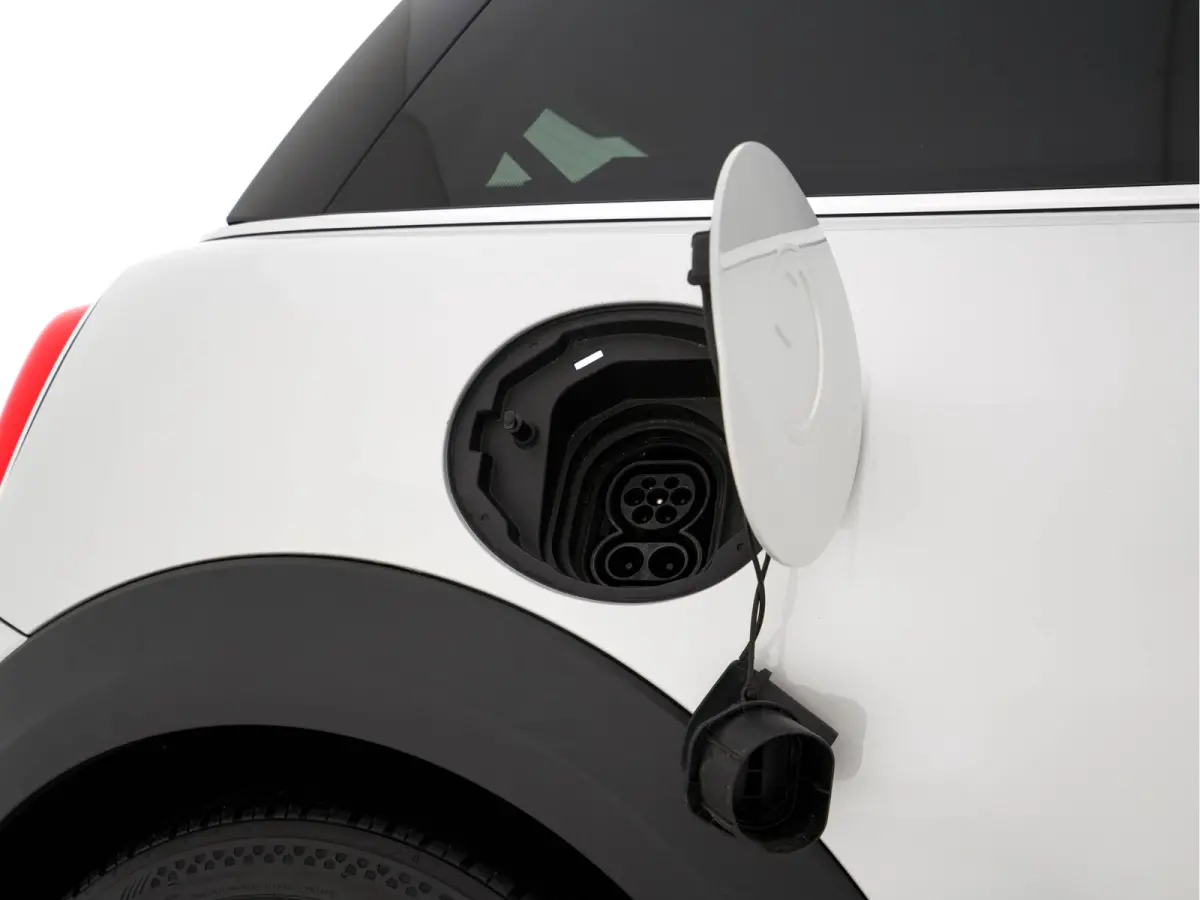 MINI Yours 33 kWh [3-Fase-11kW] {SoH-95%} (INCL-BTW) Aut. *HEATPUMP | LEATHER | HARMAN/KARDON | DIGI-COCKPIT | HEAD-UP | FULL-LED | NAVI-FULLMAP | HEATED-SPORTSEATS | DAB | CRUISE | KEYLESS 