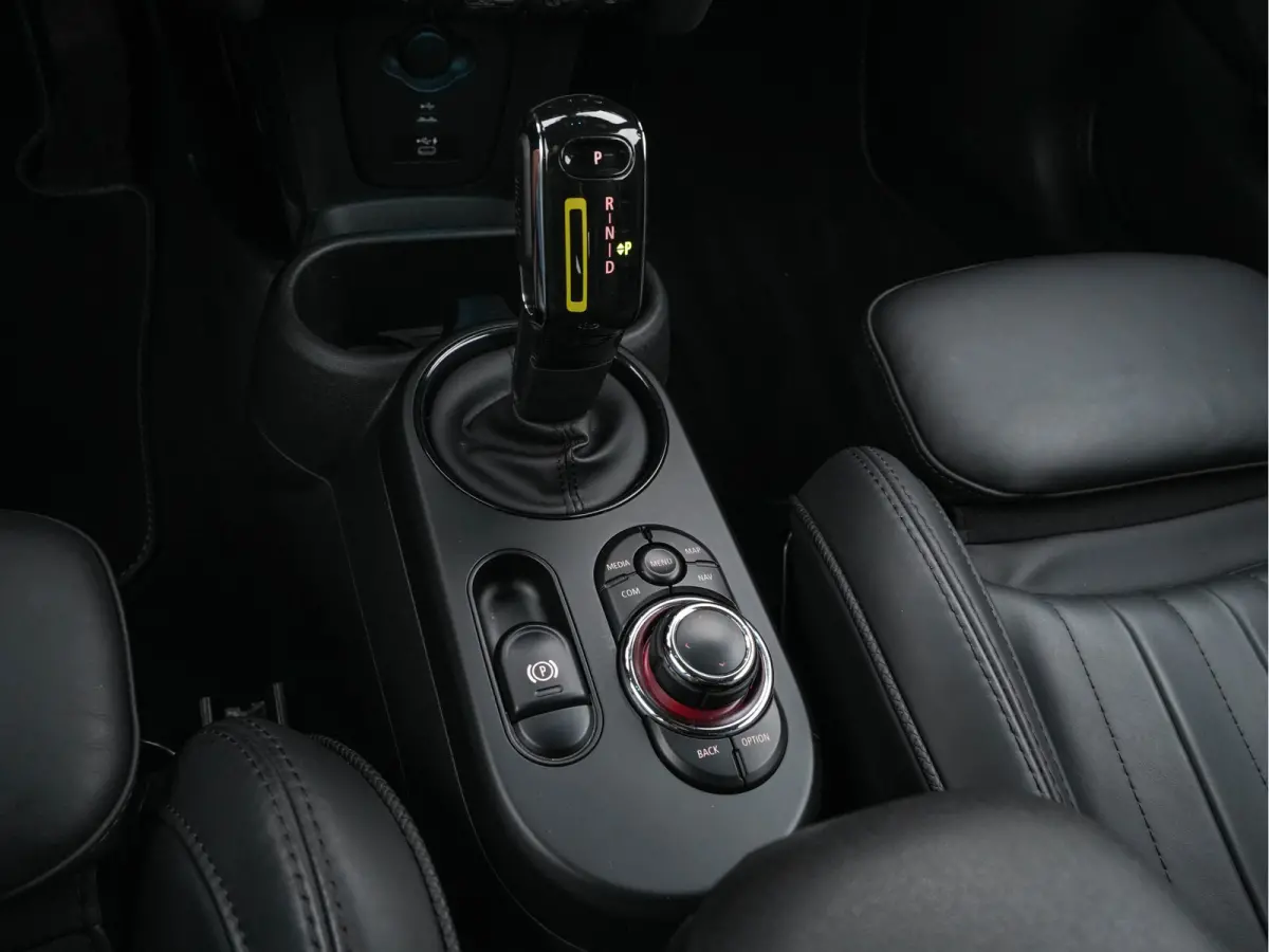 MINI Yours 33 kWh [3-Fase-11kW] {SoH-95%} (INCL-BTW) Aut. *HEATPUMP | LEATHER | HARMAN/KARDON | DIGI-COCKPIT | HEAD-UP | FULL-LED | NAVI-FULLMAP | HEATED-SPORTSEATS | DAB | CRUISE | KEYLESS 