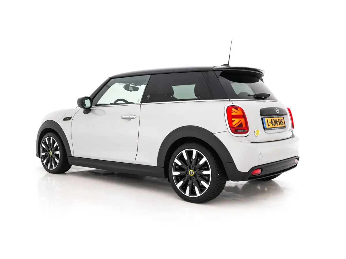 MINI Yours 33 kWh [3-Fase-11kW] {SoH-95%} (INCL-BTW) Aut. *HEATPUMP | LEATHER | HARMAN/KARDON | DIGI-COCKPIT | HEAD-UP | FULL-LED | NAVI-FULLMAP | HEATED-SPORTSEATS | DAB | CRUISE | KEYLESS 