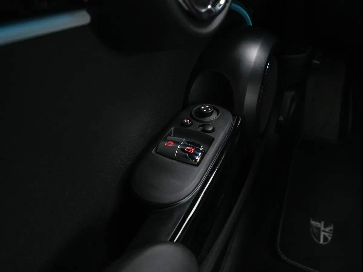 MINI Yours 33 kWh [3-Fase-11kW] {SoH-95%} (INCL-BTW) Aut. *HEATPUMP | LEATHER | HARMAN/KARDON | DIGI-COCKPIT | HEAD-UP | FULL-LED | NAVI-FULLMAP | HEATED-SPORTSEATS | DAB | CRUISE | KEYLESS 