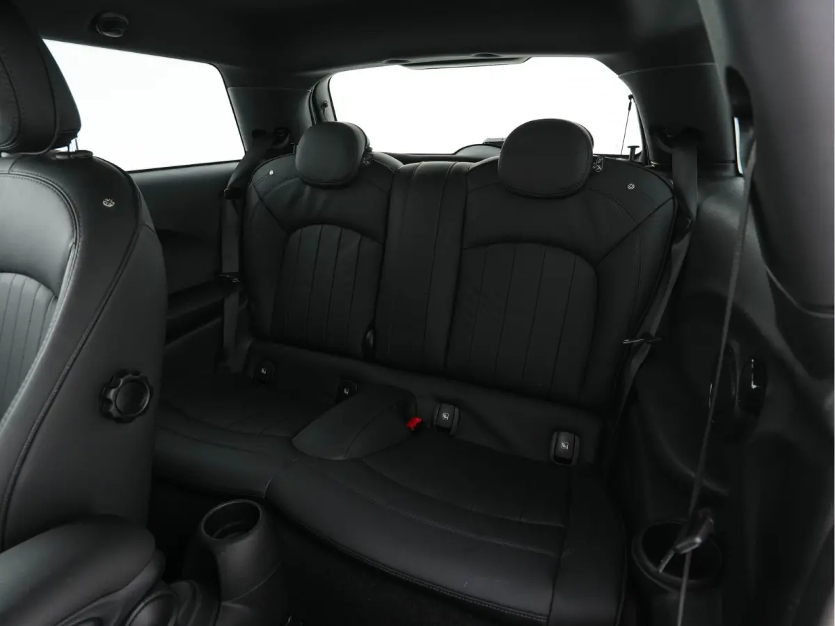 MINI Yours 33 kWh [3-Fase-11kW] {SoH-95%} (INCL-BTW) Aut. *HEATPUMP | LEATHER | HARMAN/KARDON | DIGI-COCKPIT | HEAD-UP | FULL-LED | NAVI-FULLMAP | HEATED-SPORTSEATS | DAB | CRUISE | KEYLESS 