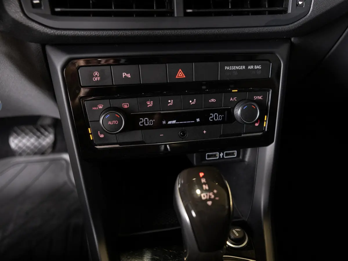 1.0 TSI Style Business R line 116pk / Navigatie / Stoelverwarming / Adaptieve cruise control / Apple carplay / Airco / Klimaatregeling /