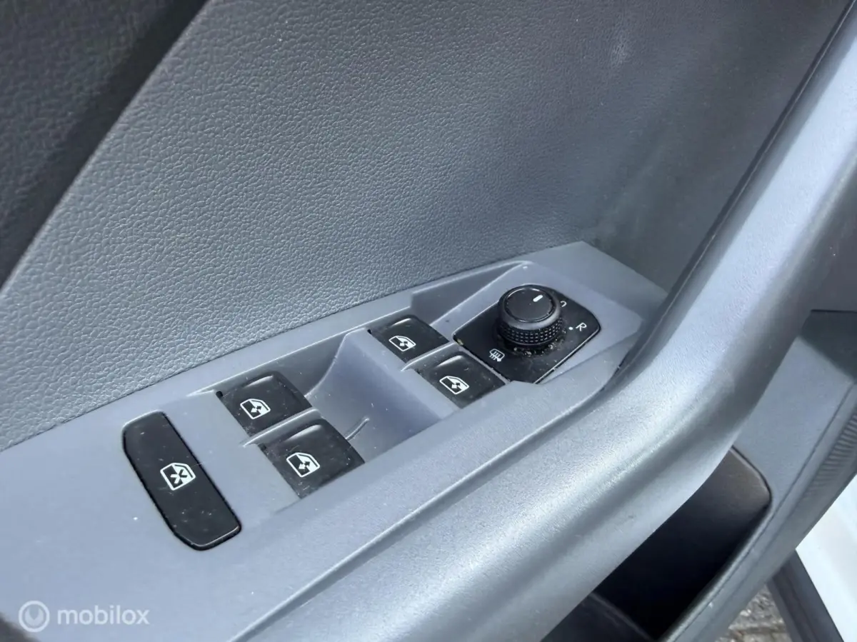 1.0 TSI Life Business 2020 / Carplay / Camera / Trekhaak / Stoelverwarming / NAP