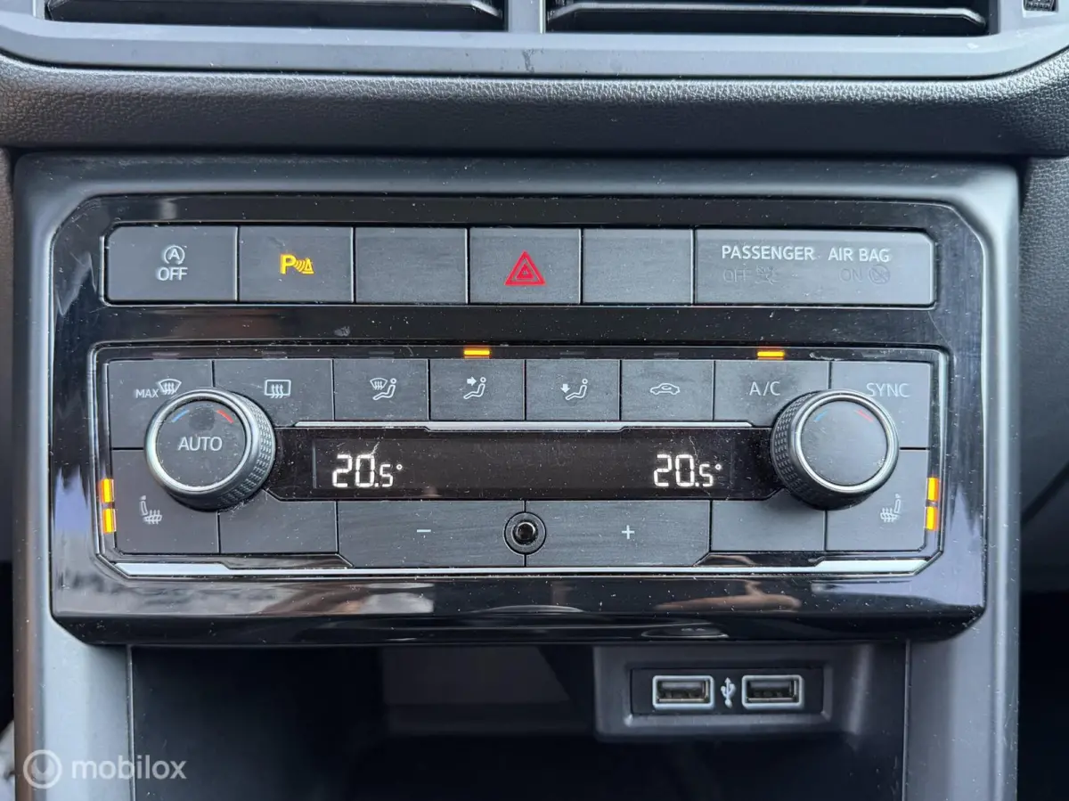 1.0 TSI Life Business 2020 / Carplay / Camera / Trekhaak / Stoelverwarming / NAP
