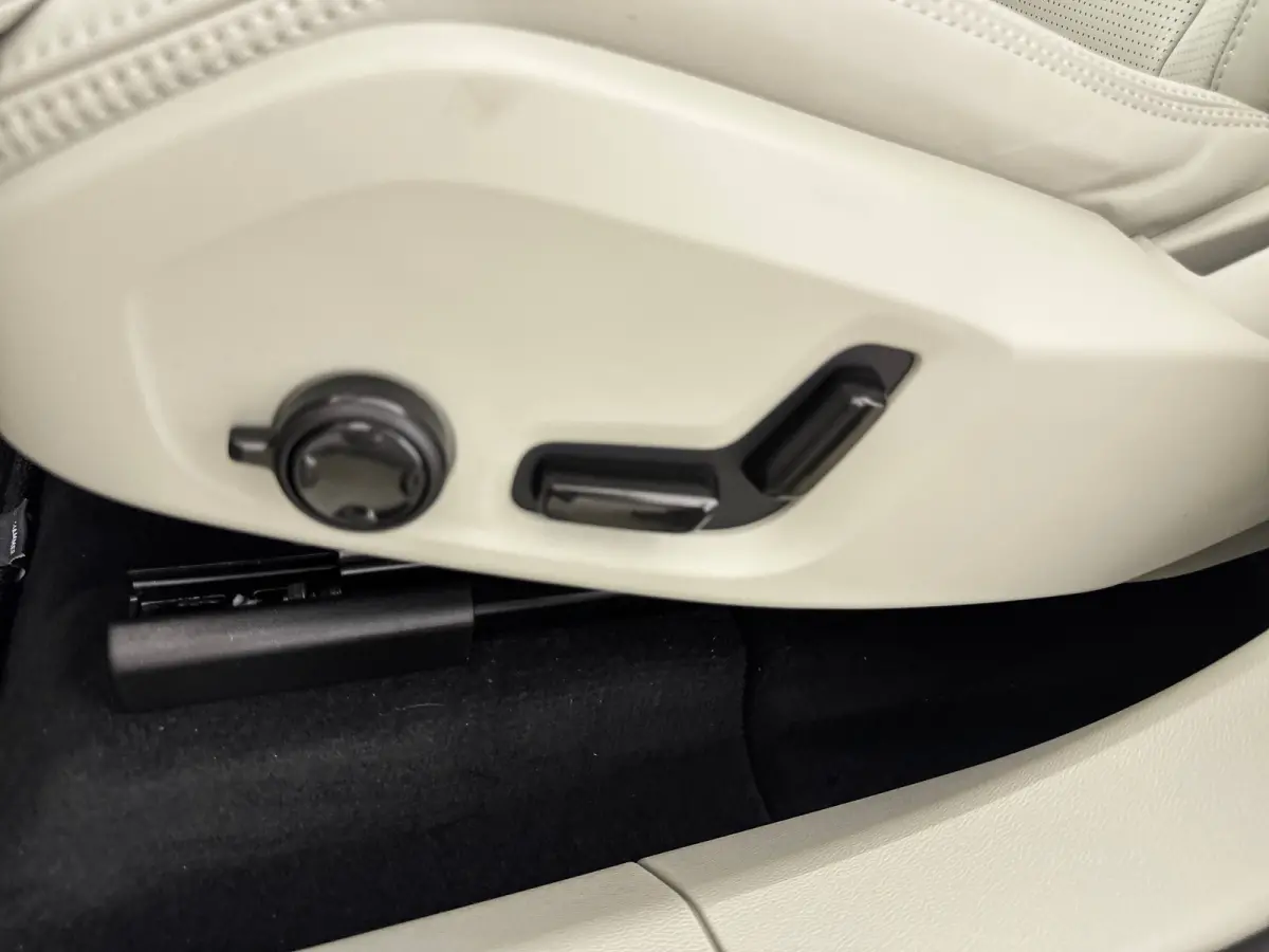 T8 Plug-in hybrid AWD Ultra Dark Exec. Ed. | 22" | Heico Diffusor | Getint & Gelamineerd Glas | Alarmklasse 3 | Black Edition Interieur | Luchtvering | Bowers & Wilkins | Geventileerd Nappa 