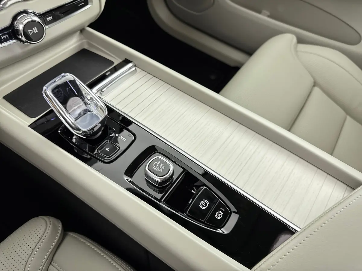 T8 Plug-in hybrid AWD Ultra Dark Exec. Ed. | 22" | Heico Diffusor | Getint & Gelamineerd Glas | Alarmklasse 3 | Black Edition Interieur | Luchtvering | Bowers & Wilkins | Geventileerd Nappa 