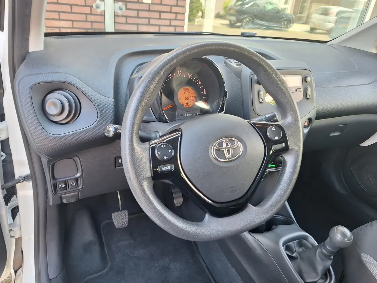 1.0 VVT-i X-Fun 5Drs /68.000 Km/Airco/Bluetooth/Led/Garantie