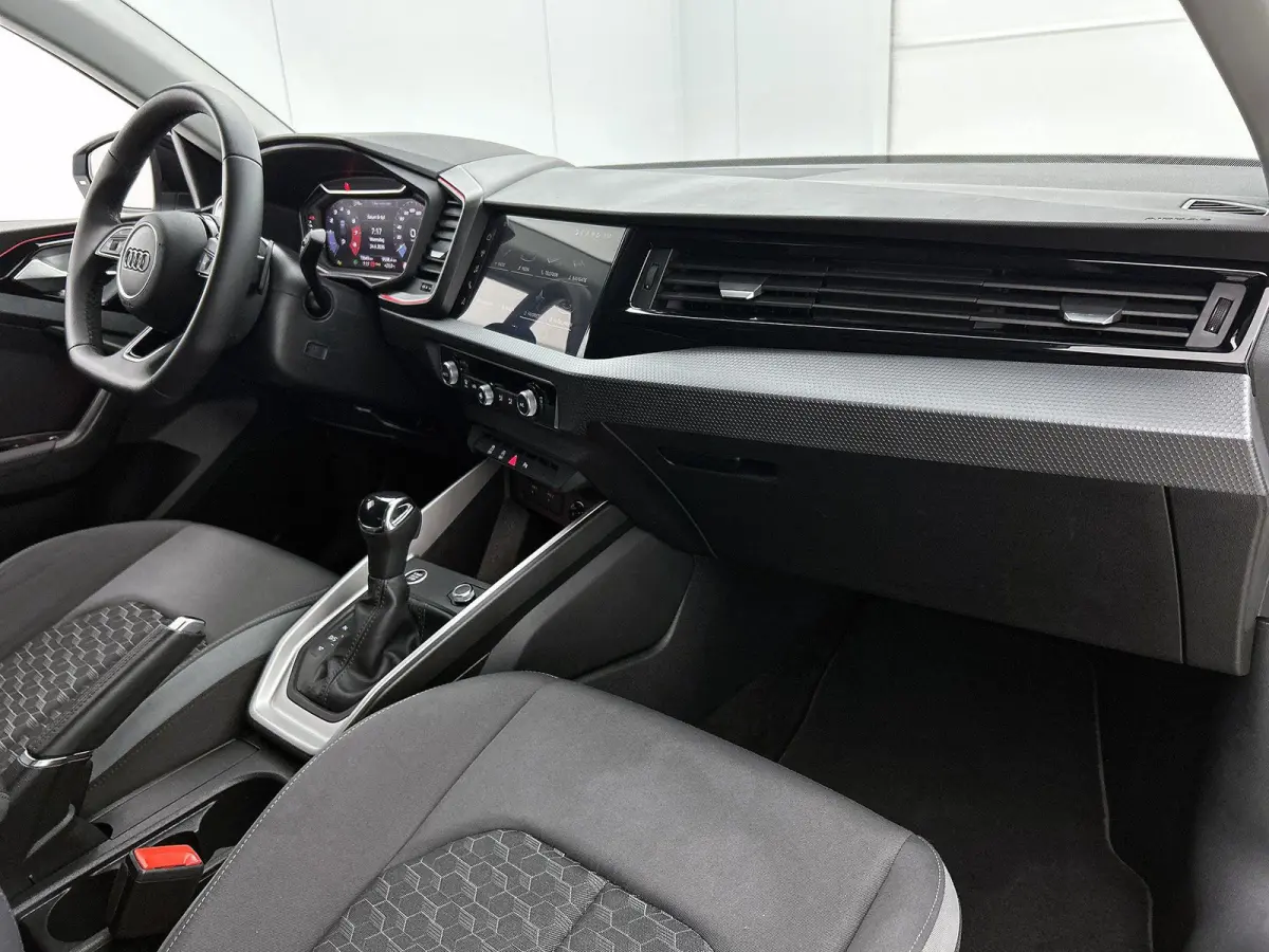 30 TFSI S edition 116 PK | Automaat | Climate Control | Cruise Control | Achteruitrijcamera | Parkeersensoren | Sfeerverlichting | Digitale Cockpit | Privacy glas |