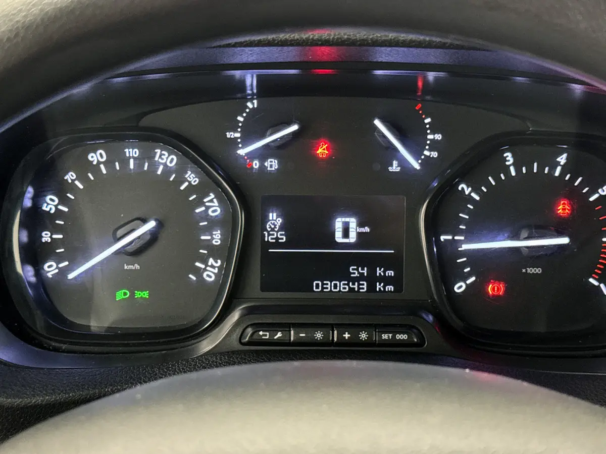 2.0 D-4D 145pk Navigatie Camera Betimmering Cruise control Blind-spot assist