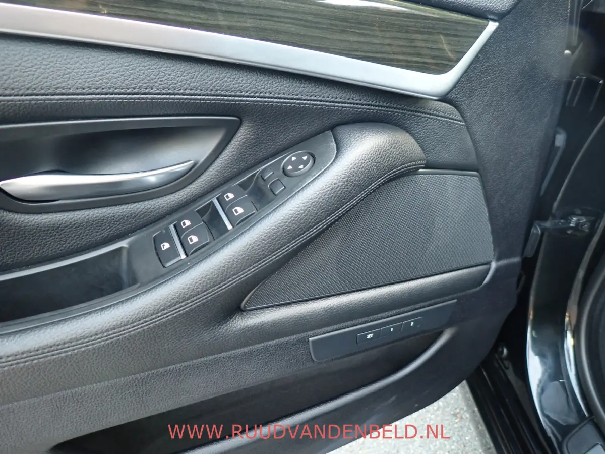 520i Luxury Edition !! UNIEKE KM-STAND !! 1e EIGENAAR !! CAMERA / SCHUIF-KANTEL DAK / MEMORY