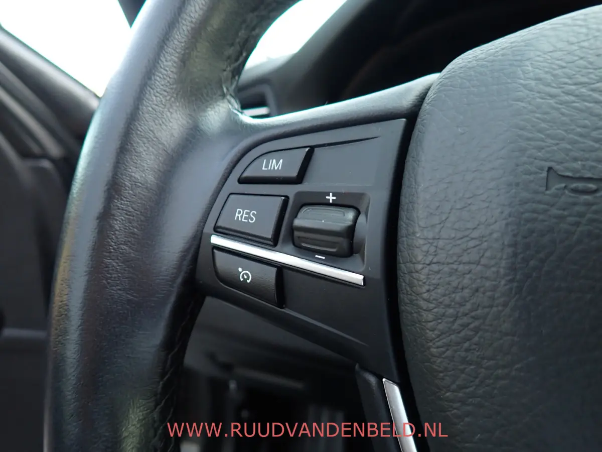 520i Luxury Edition !! UNIEKE KM-STAND !! 1e EIGENAAR !! CAMERA / SCHUIF-KANTEL DAK / MEMORY