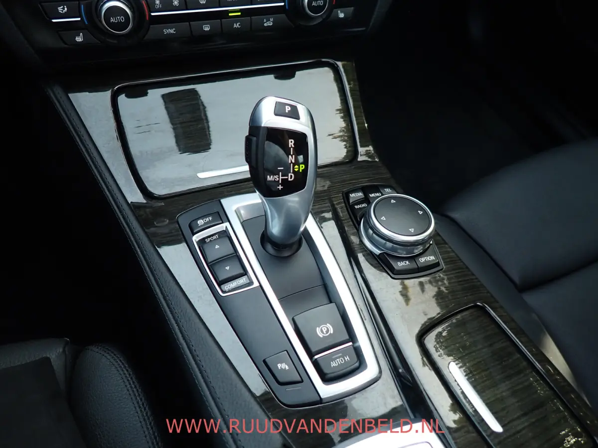 520i Luxury Edition !! UNIEKE KM-STAND !! 1e EIGENAAR !! CAMERA / SCHUIF-KANTEL DAK / MEMORY