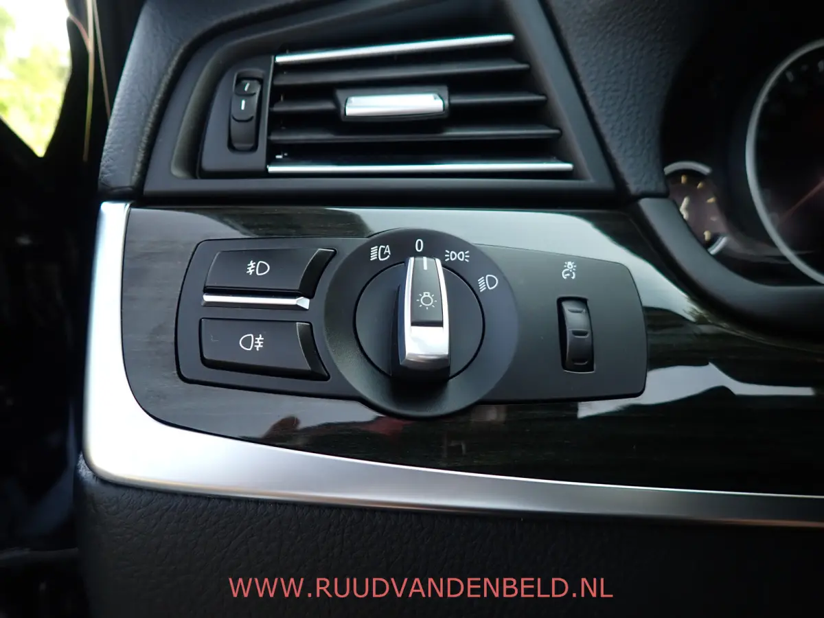 520i Luxury Edition !! UNIEKE KM-STAND !! 1e EIGENAAR !! CAMERA / SCHUIF-KANTEL DAK / MEMORY
