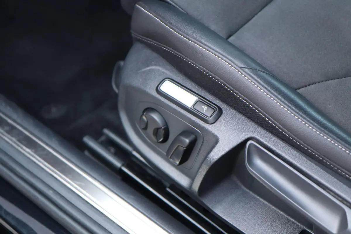 1.4 TSI eHybrid 218pk R-Line Business+ | SoH 98% | Trekhaak | Achteruitrijcamera | Stoelverwarming | Navigatie | App Connect