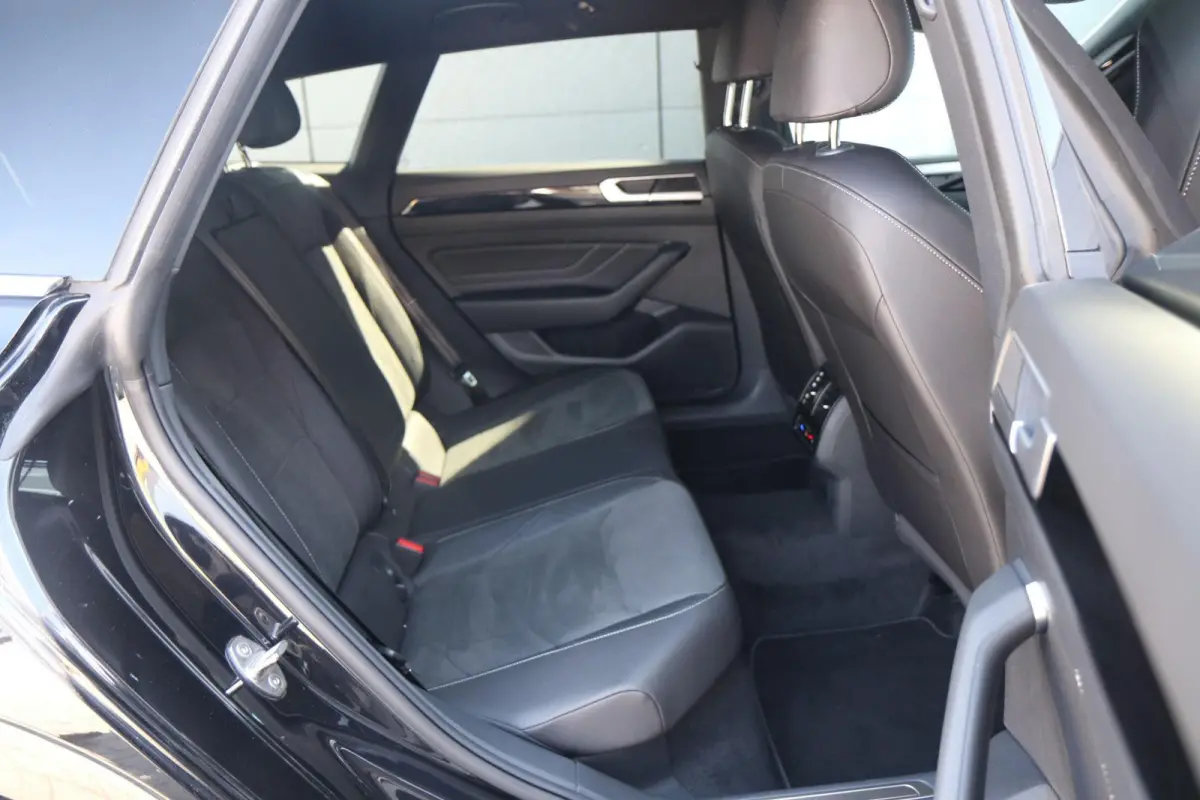 1.4 TSI eHybrid 218pk R-Line Business+ | SoH 98% | Trekhaak | Achteruitrijcamera | Stoelverwarming | Navigatie | App Connect