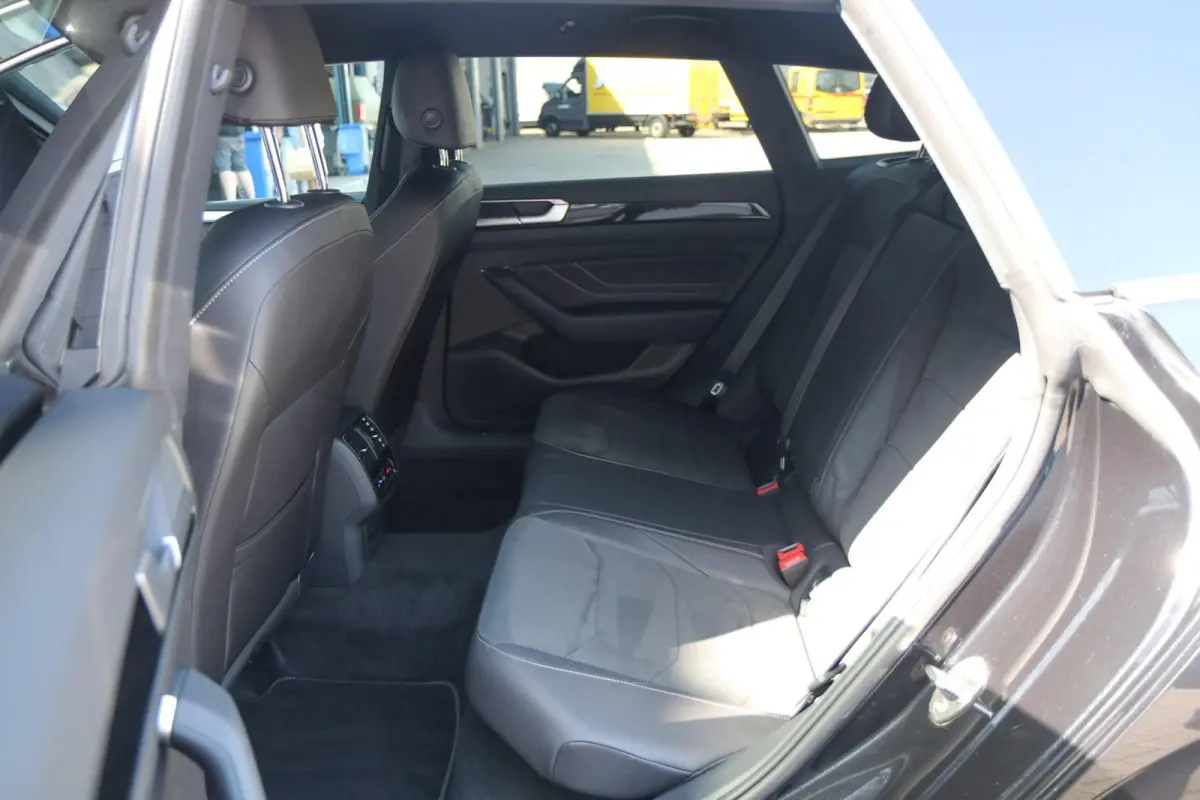 1.4 TSI eHybrid 218pk R-Line Business+ | SoH 98% | Trekhaak | Achteruitrijcamera | Stoelverwarming | Navigatie | App Connect