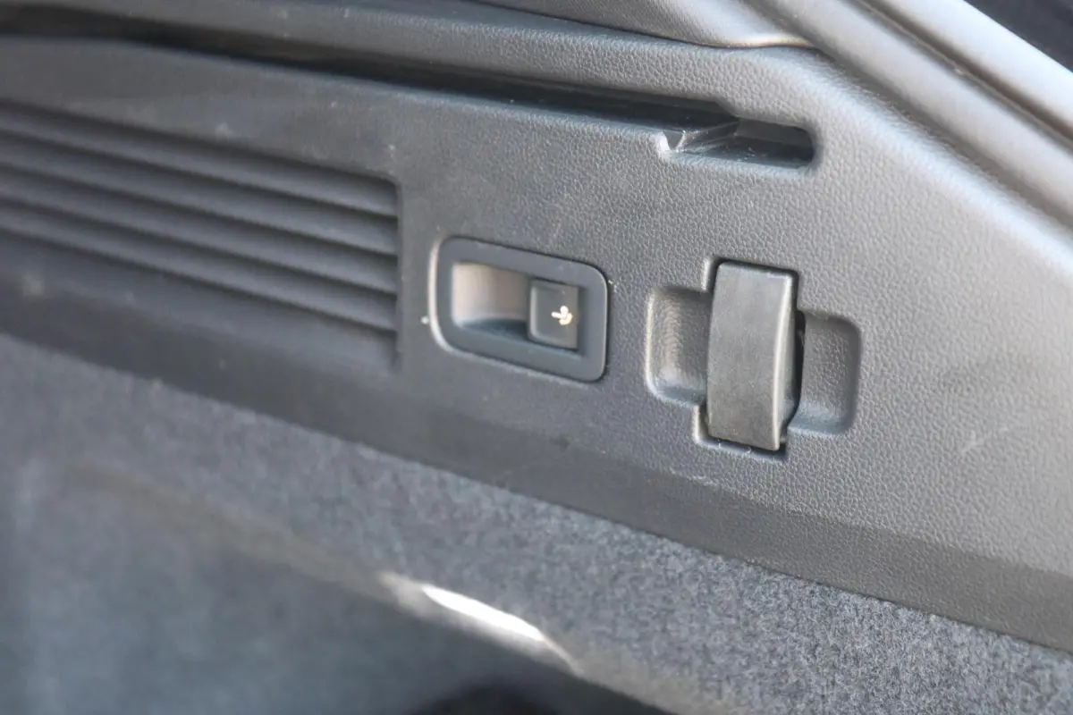 1.4 TSI eHybrid 218pk R-Line Business+ | SoH 98% | Trekhaak | Achteruitrijcamera | Stoelverwarming | Navigatie | App Connect