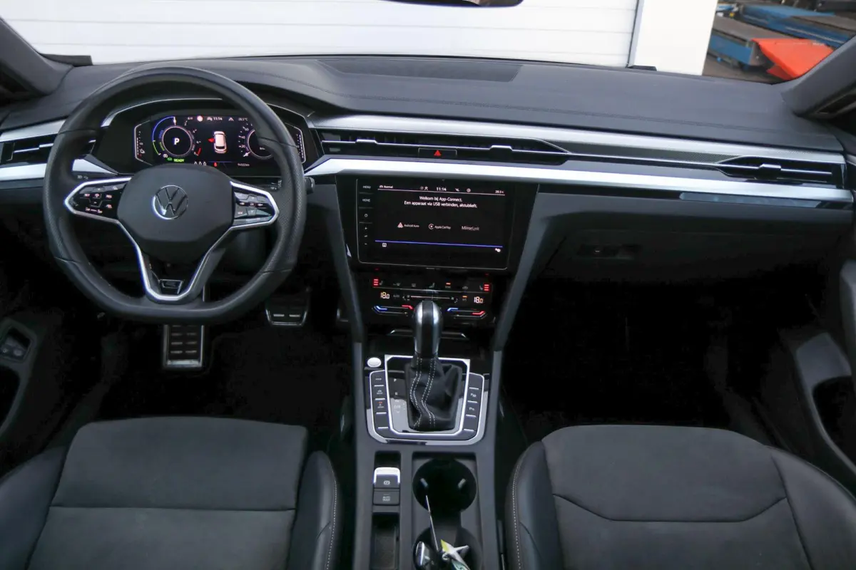 1.4 TSI eHybrid 218pk R-Line Business+ | SoH 98% | Trekhaak | Achteruitrijcamera | Stoelverwarming | Navigatie | App Connect