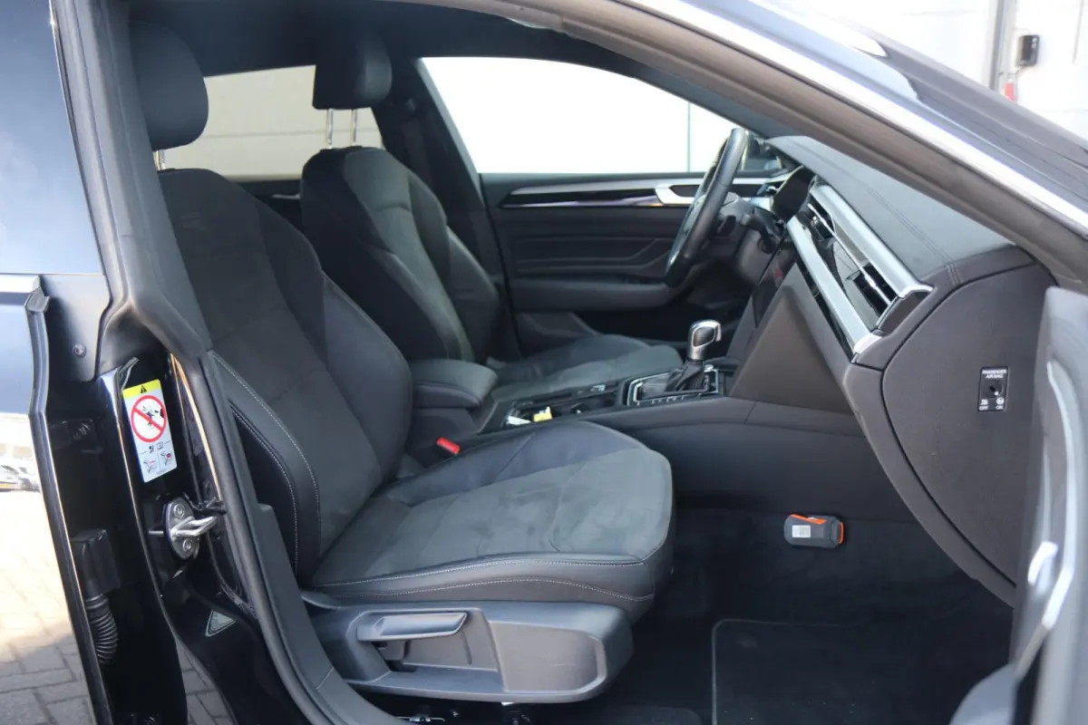 1.4 TSI eHybrid 218pk R-Line Business+ | SoH 98% | Trekhaak | Achteruitrijcamera | Stoelverwarming | Navigatie | App Connect