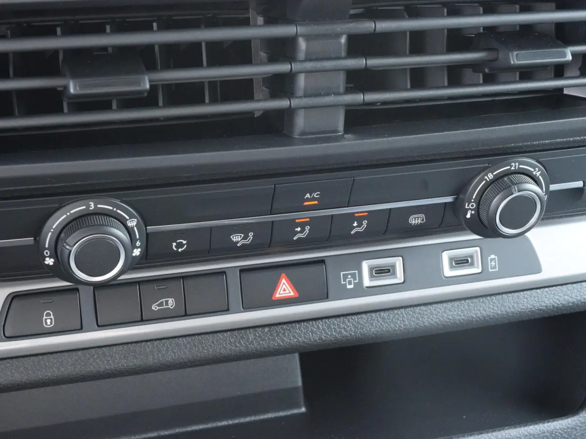 Electric L2 75 kWh | tot 8 jaar garantie | laadruimtebetimmering | dodehoek detectie | Apple Carplay | camera | parkeersensoren voor & achter | Comfort scheidingswand | rijklaarprijs