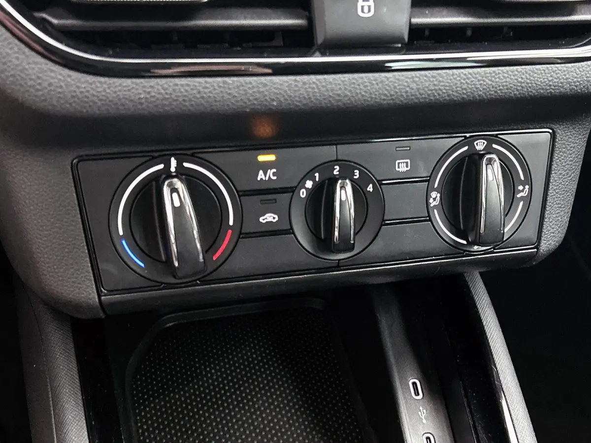 1.0 TSI Ambition | APPLE CARPLAY | PARKEENSENSOREN | AIRCO | BLEUTOOTH | CRUISE CONTROL |