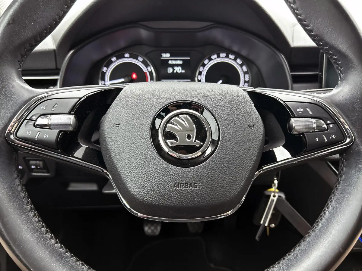 1.0 TSI Ambition | APPLE CARPLAY | PARKEENSENSOREN | AIRCO | BLEUTOOTH | CRUISE CONTROL |