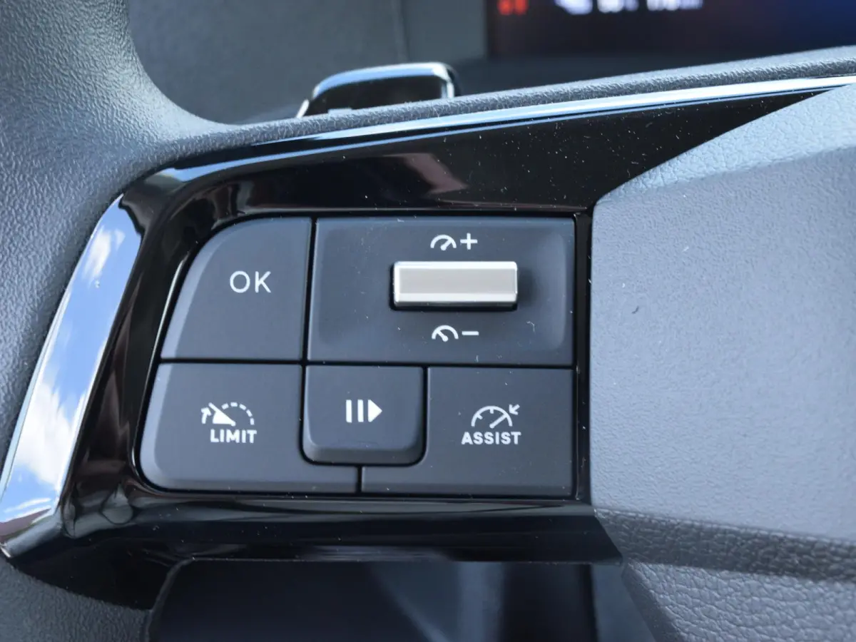 Electric L3 75 kWh | tot 8 jaar garantie | laadruimtebetimmering | Dodehoek detectie | navi incl. Apple Carplay | camera | parkeersensoren voor & achter | Comfort scheidingswand | rijklaarpr
