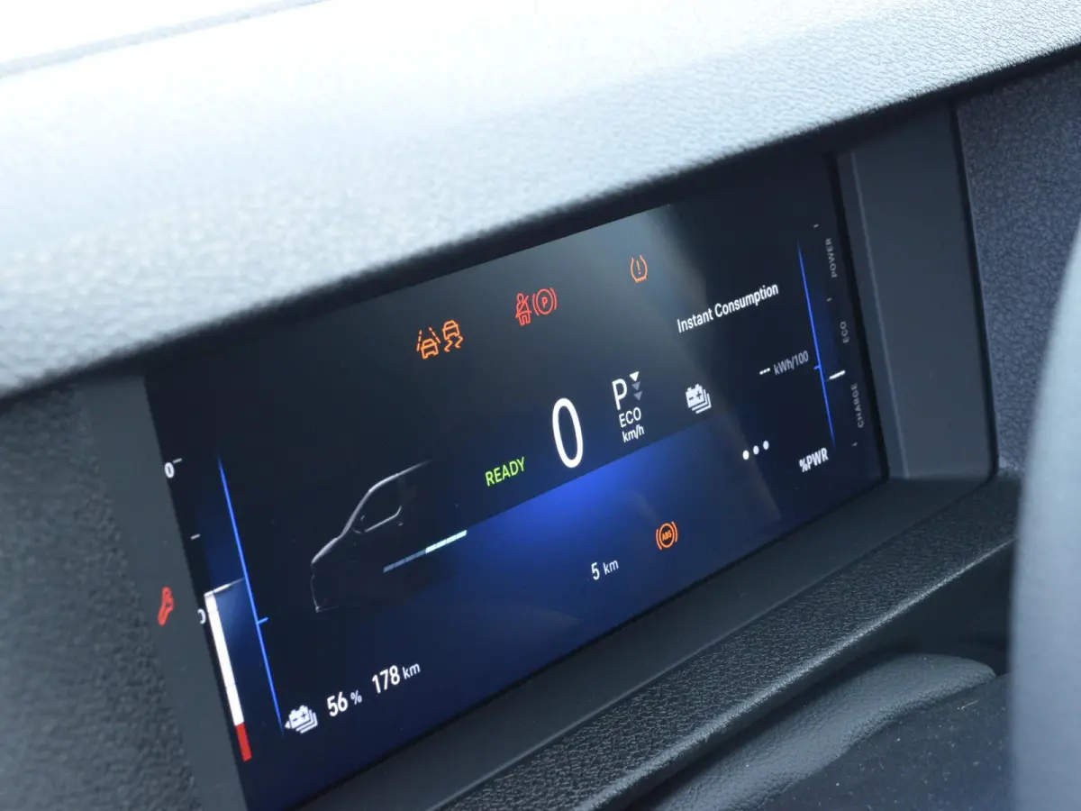 Electric L3 75 kWh | tot 8 jaar garantie | laadruimtebetimmering | Dodehoek detectie | navi incl. Apple Carplay | camera | parkeersensoren voor & achter | Comfort scheidingswand | rijklaarpr