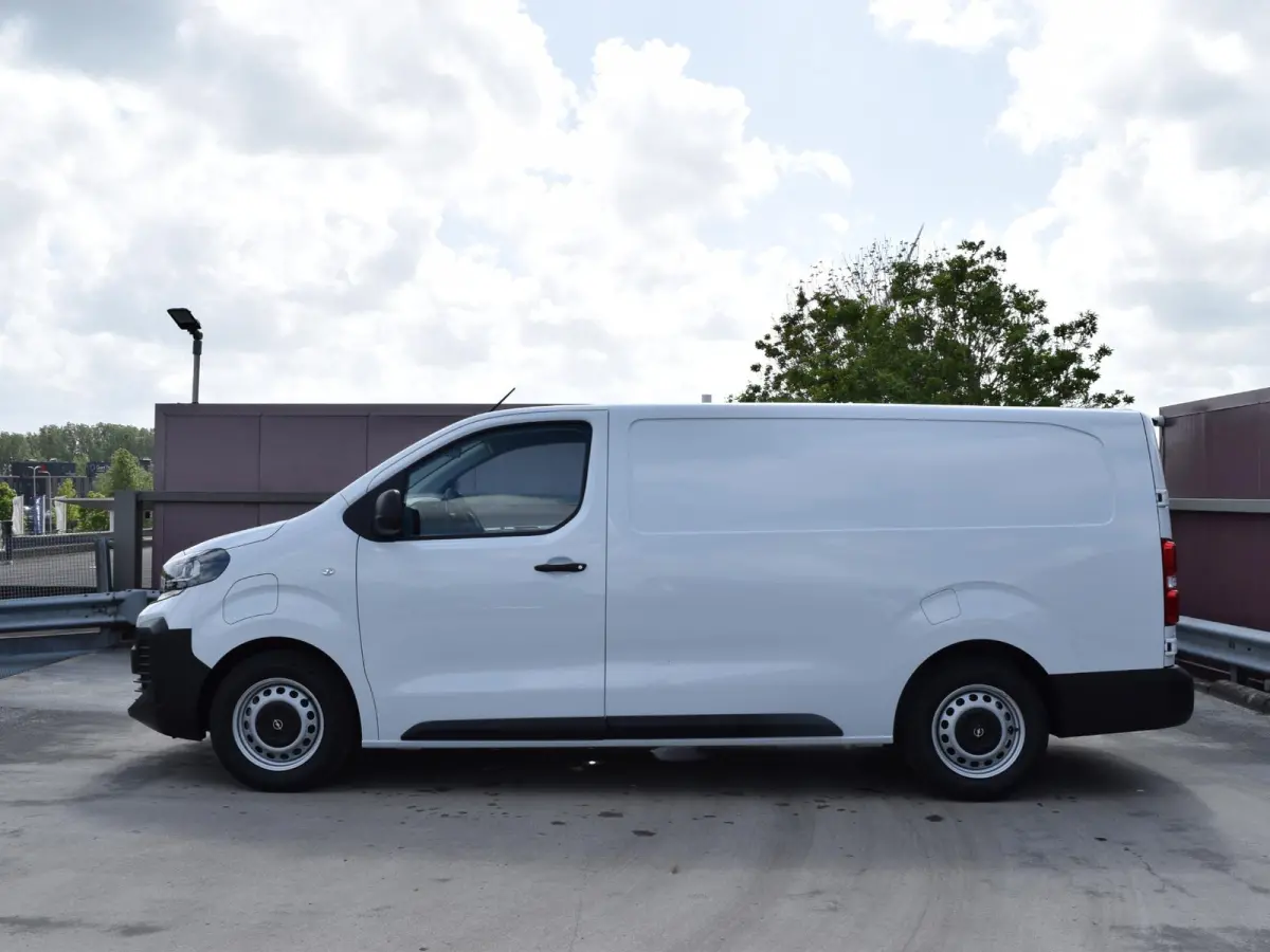 Electric L3 75 kWh | tot 8 jaar garantie | laadruimtebetimmering | Dodehoek detectie | navi incl. Apple Carplay | camera | parkeersensoren voor & achter | Comfort scheidingswand | rijklaarpr