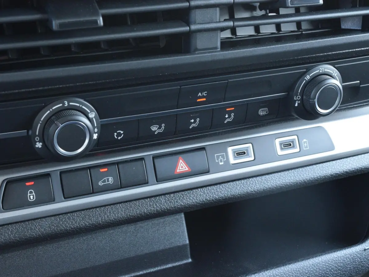 Electric L3 75 kWh | tot 8 jaar garantie | laadruimtebetimmering | Dodehoek detectie | navi incl. Apple Carplay | camera | parkeersensoren voor & achter | Comfort scheidingswand | rijklaarpr