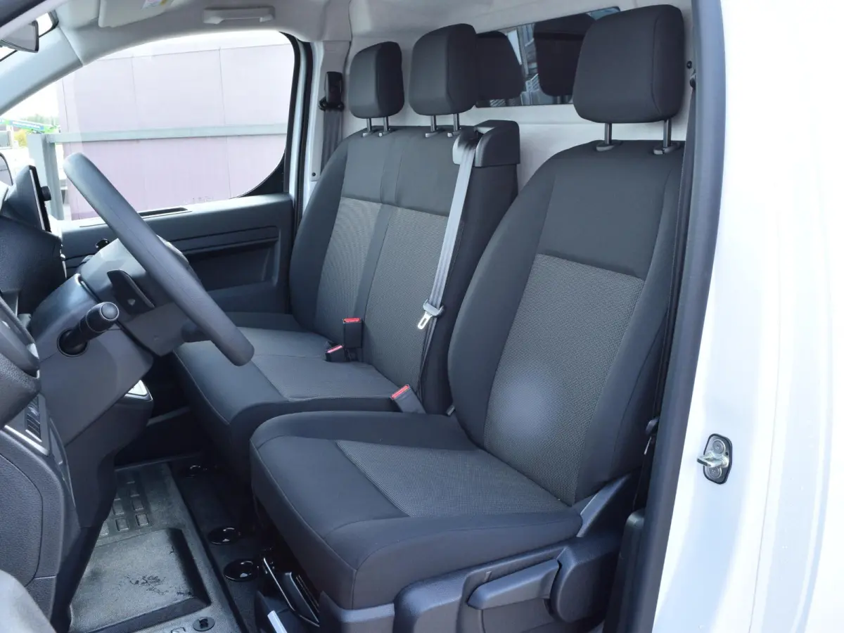 Electric L3 75 kWh | tot 8 jaar garantie | laadruimtebetimmering | Dodehoek detectie | navi incl. Apple Carplay | camera | parkeersensoren voor & achter | Comfort scheidingswand | rijklaarpr