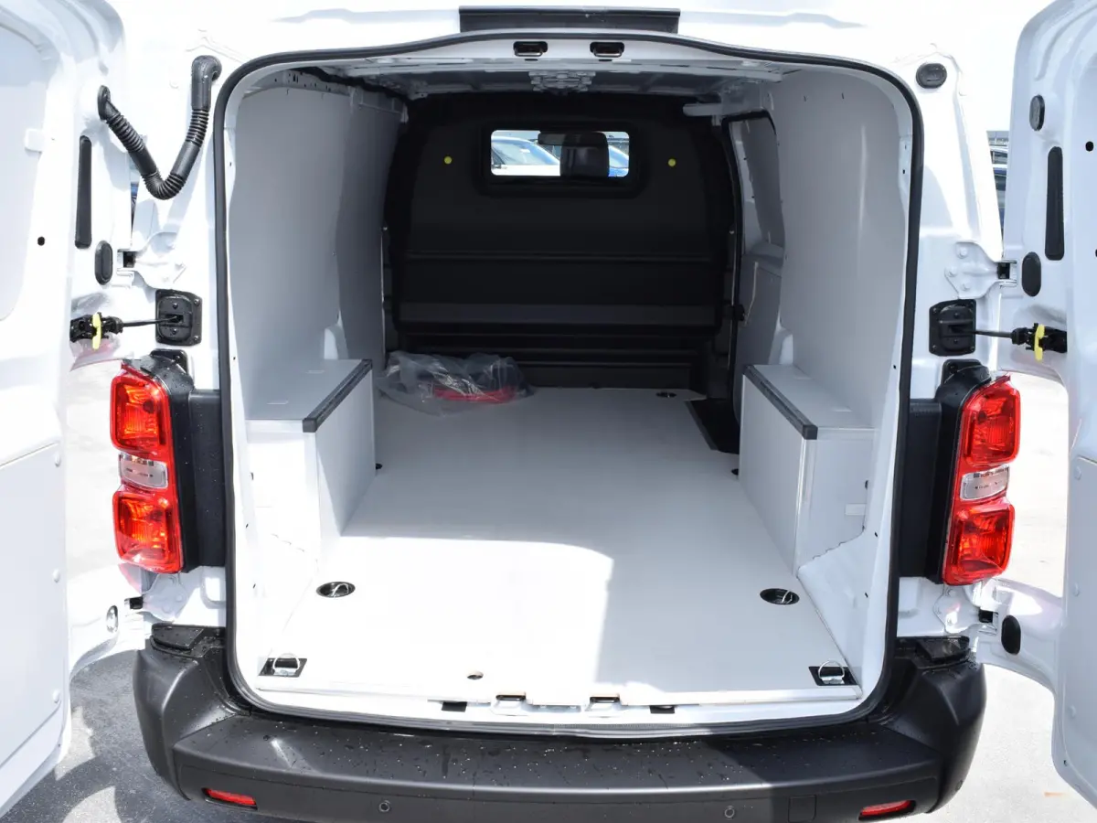 Electric L3 75 kWh | tot 8 jaar garantie | laadruimtebetimmering | Dodehoek detectie | navi incl. Apple Carplay | camera | parkeersensoren voor & achter | Comfort scheidingswand | rijklaarpr