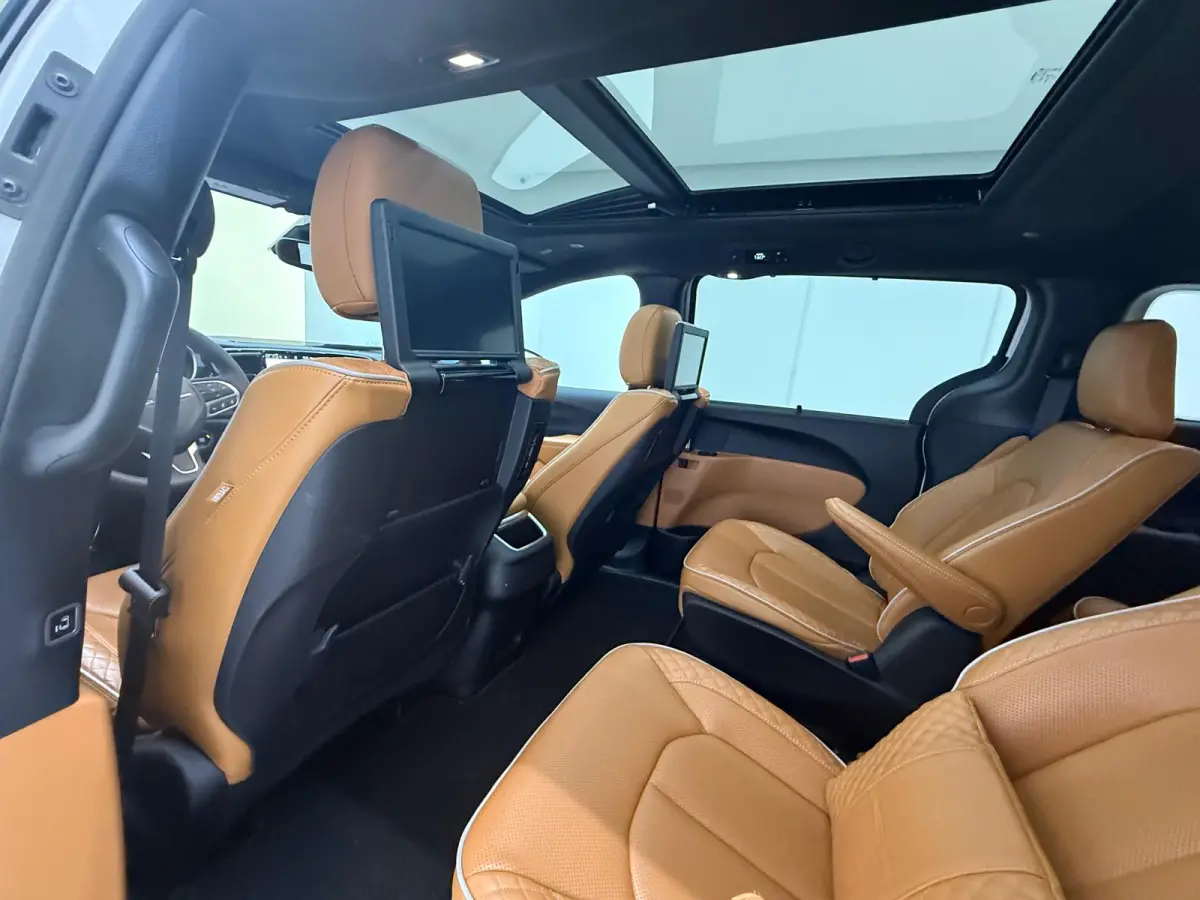 3.6 V6 Hybrid Pacifica Pinnacle 7-zits Full option