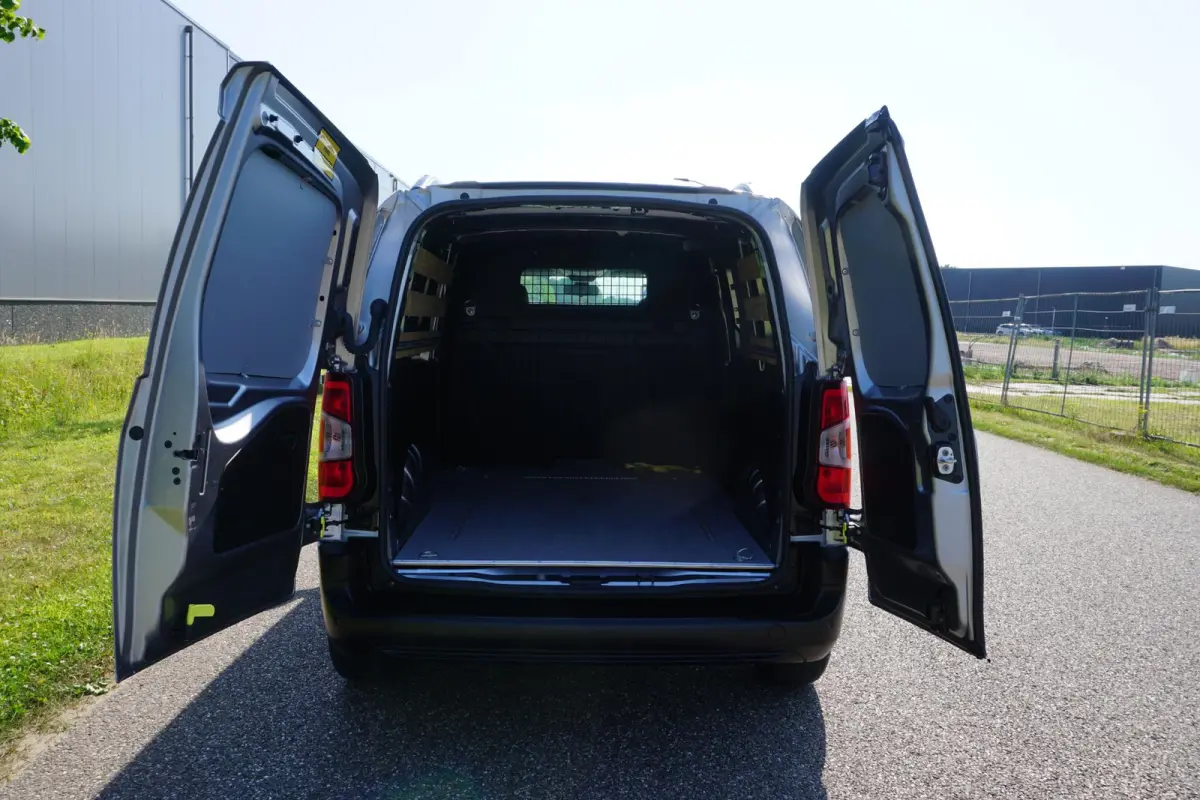 1.5 BlueHDi 100 L1 in Topstaat ||MARGE geen BTW |1e eigenaar |Metallic |Cruise |Navigatie |Carplay |Android Auto |EURO6D |100 pk |Betimmering
