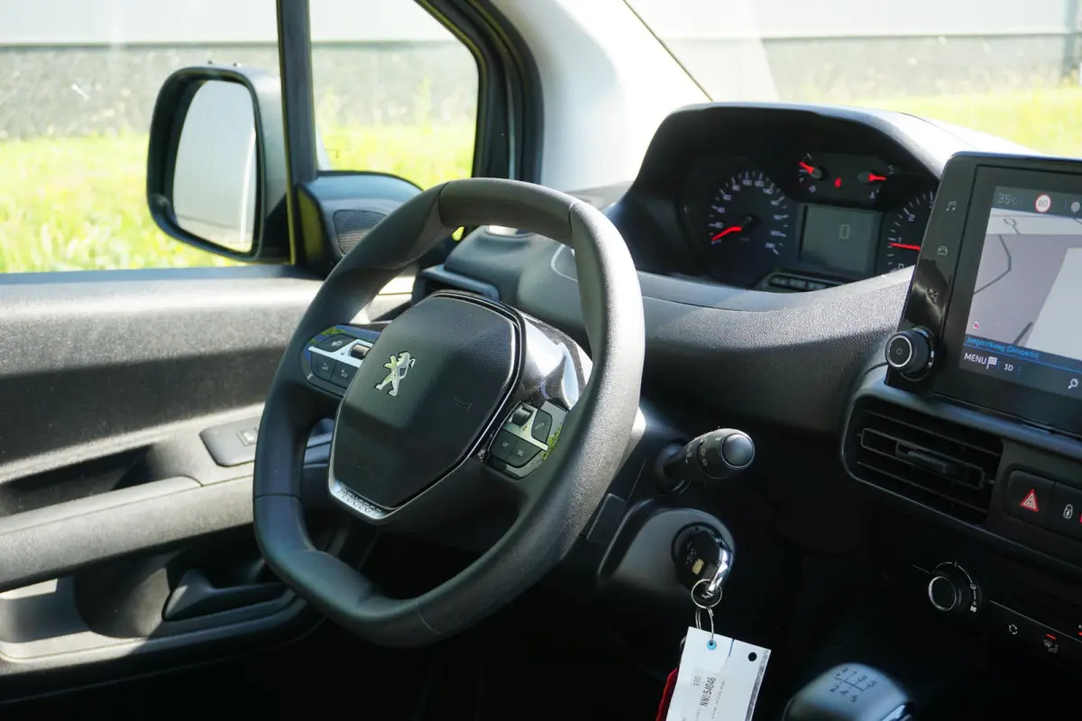 1.5 BlueHDi 100 L1 in Topstaat ||MARGE geen BTW |1e eigenaar |Metallic |Cruise |Navigatie |Carplay |Android Auto |EURO6D |100 pk |Betimmering