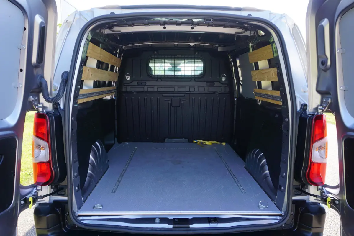 1.5 BlueHDi 100 L1 in Topstaat ||MARGE geen BTW |1e eigenaar |Metallic |Cruise |Navigatie |Carplay |Android Auto |EURO6D |100 pk |Betimmering