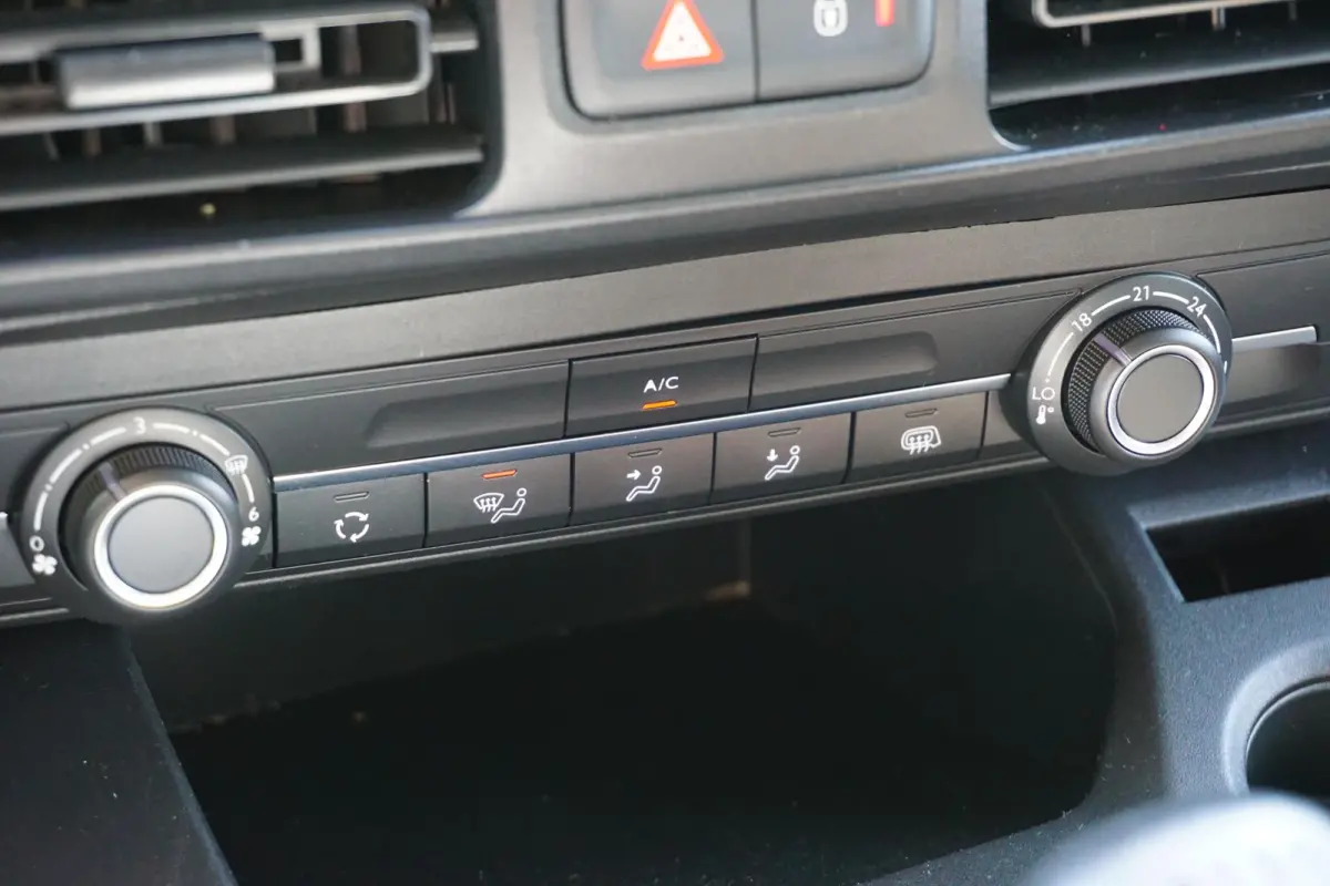 1.5 BlueHDi 100 L1 in Topstaat ||MARGE geen BTW |1e eigenaar |Metallic |Cruise |Navigatie |Carplay |Android Auto |EURO6D |100 pk |Betimmering