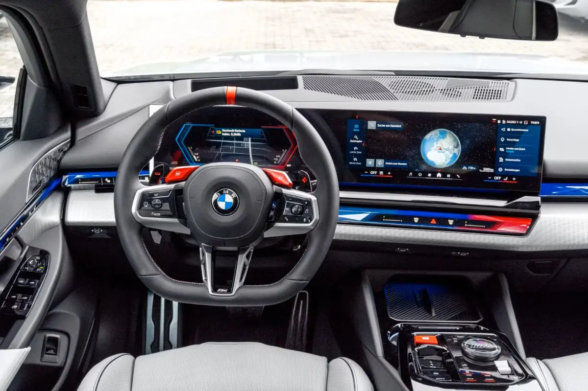 M5 ** DRIV. ASS+, M-REM, PANO, TREKH, ICONIC GLOW, MERINO LEDER, 21 INCH LMV ** 1e EIG - UNFALLFREI - Ex BMW AG ** ** INFORMEER OOK NAAR ONZE AANTREKKELIJKE FINANCIAL-LEASE TARIEVEN **